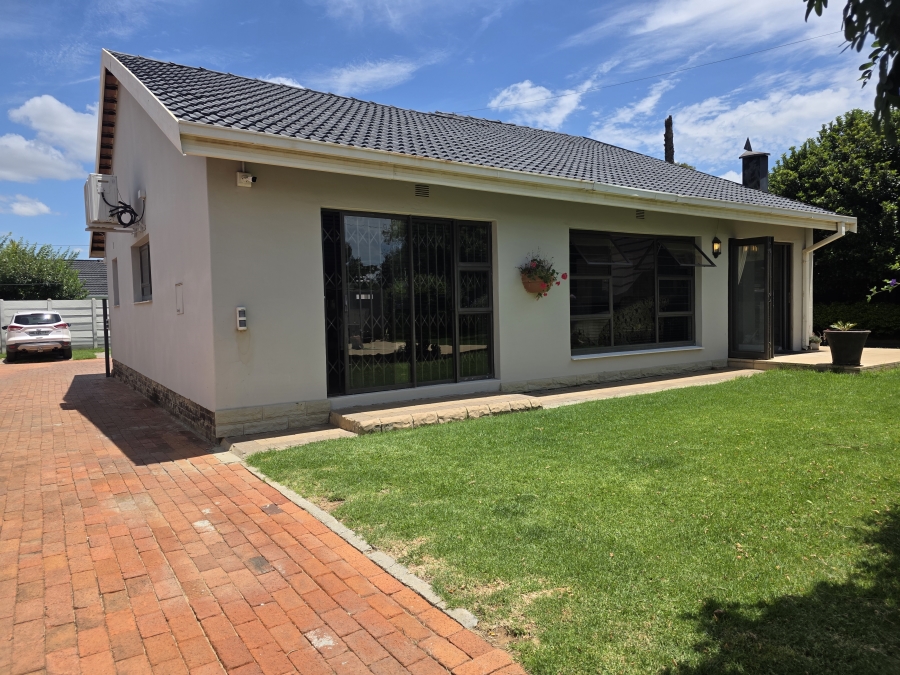 To Let 6 Bedroom Property for Rent in Riebeeckstad Free State